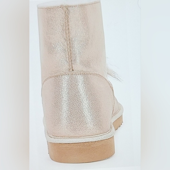 NIB GOLD POM POM FLUFFY FURRY LINED NON SLIP SOLE SIZE 5.5 - Picture 4 of 15